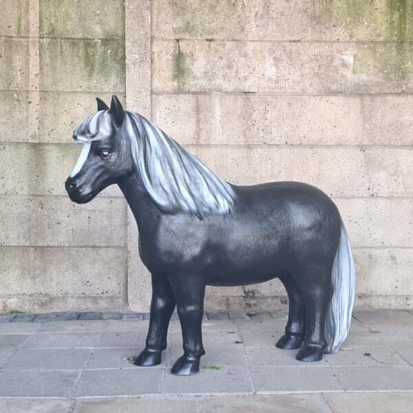 Zwarte shetlandpony van kunststof