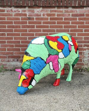 Kleurrijke schapen als tuinbeeld