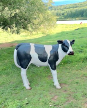 Tuinbeeld polyester kalf zwart‑wit – realistisch boerderijdier tuinbeeld