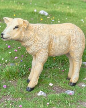 Beeld van een staand Texels lam van polyester voor tuin en decoratie