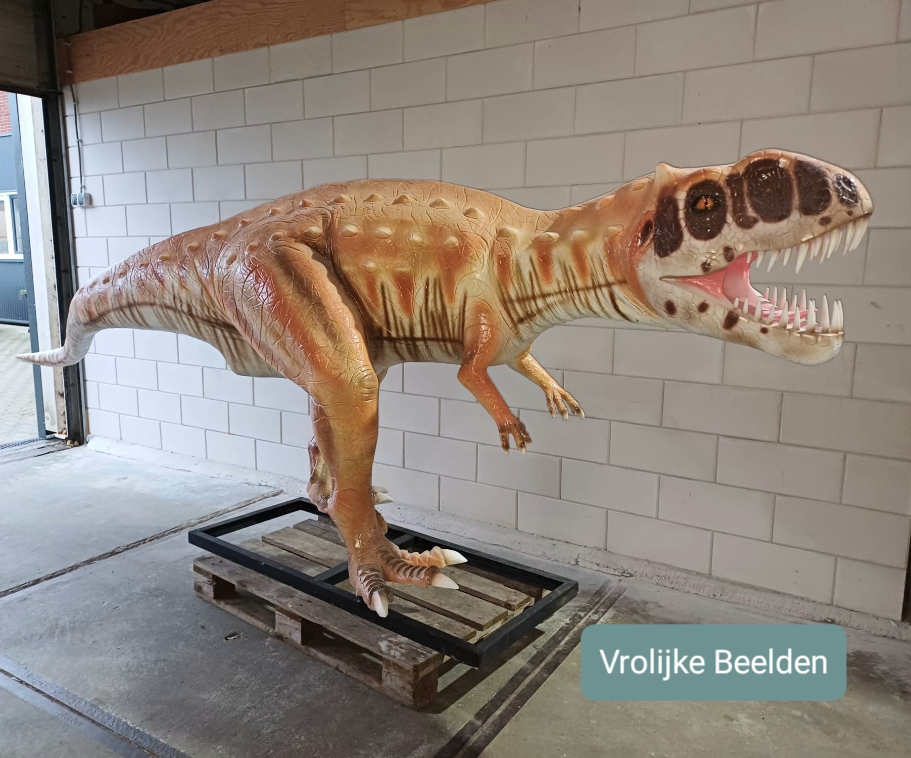 Decoratief dinosaurus beeld als eyecatcher in interieur