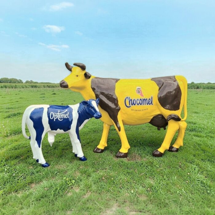 In opdrachte geschilderde levensgrote polyester koe voor Campina reclame doeleinden