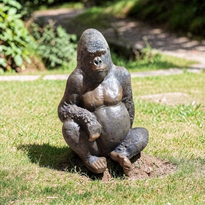 Realistisch gorilla beeld zittend, stoer dierenbeeld voor tuin of buitenruimte