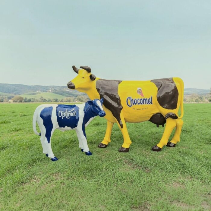 Koe beeld met bedrijfslogo, opvallend reclame object voor bedrijf of evenement