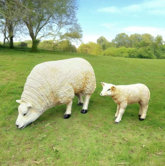 Schaap met lam beeld set, rustgevend boerderijdier voor tuin of erf