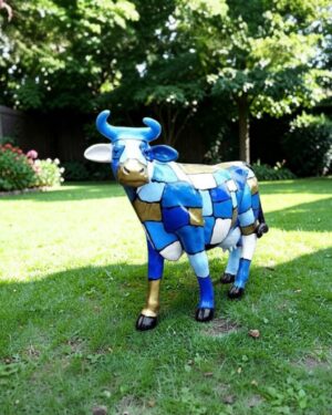 Levensgrote koe polyester in blauwtinten en goud geschilderd
