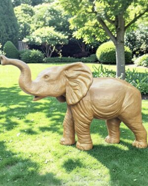 Weerbestendig beeld van een gouden olifant in de tuin. 180 cm