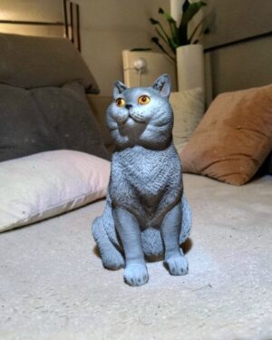 Een mooi decoratief grijs kattenbeeld voor in huis