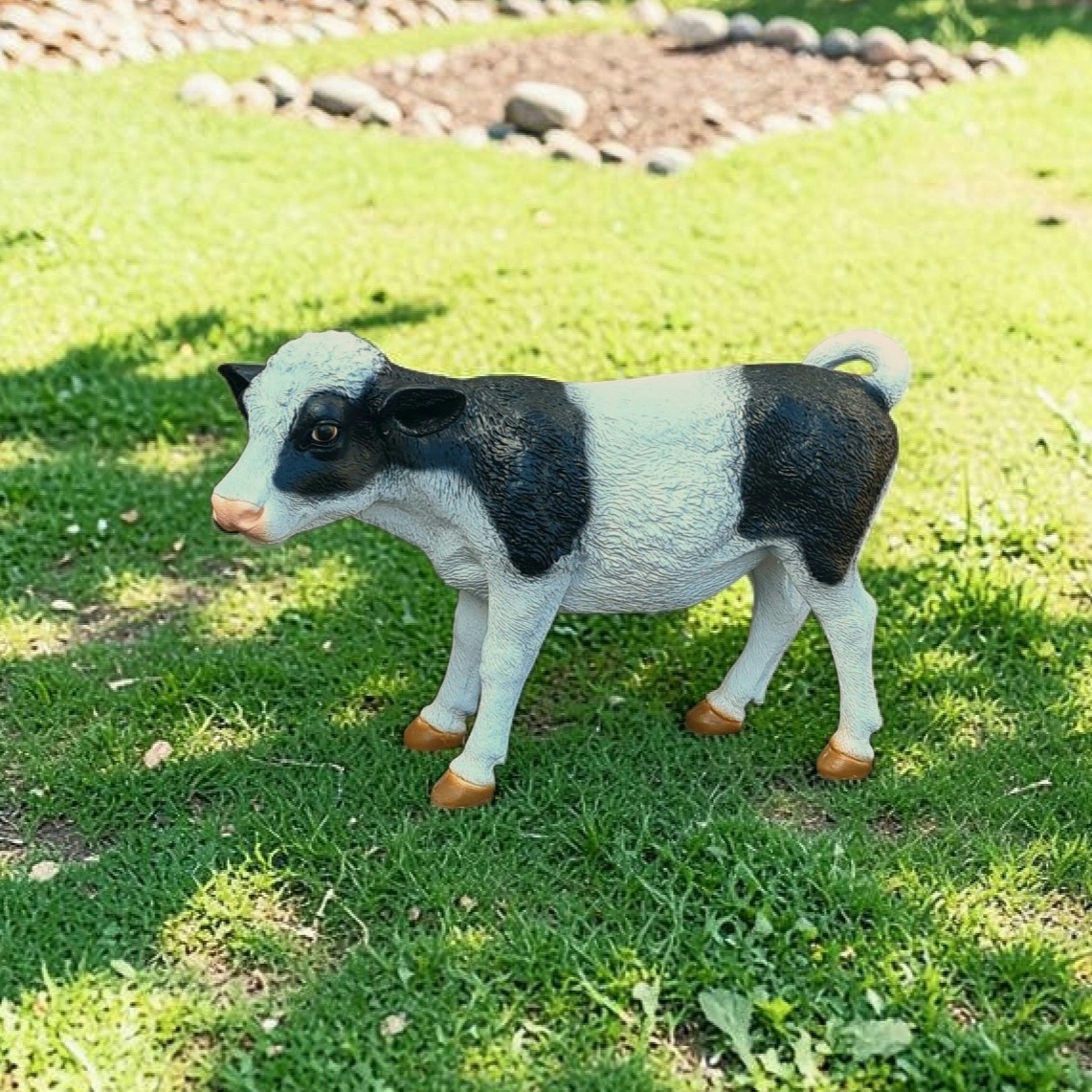 Leuk zwartbont kalfje van polyester voor buiten