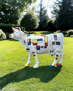 XL koe beeld in Mondriaan stijl geschilderd. Kunst in de tuin