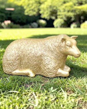 Tuinbeeld van een gouden liggend schaap