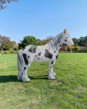 Tinker paard beeld 100 cm op het gras in de tuin