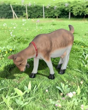 Grazend polyester geitje bruin en levensecht. Tuinbeeld