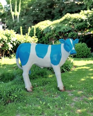 Beeld kalf 120 cm in blauwe verf geschilderd als tuinbeeld