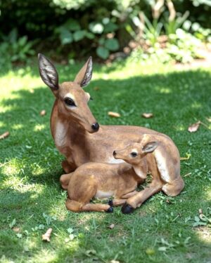Decoratiebeeld liggend hert in de tuin met jong