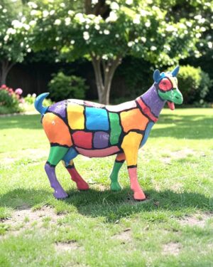 Kunstbeeld in de tuin, beeld geit in mooie heldere kleuren