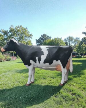 Levensechte polyester beeld van een Holstein Friesian melkkoe in Nederland