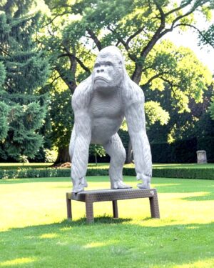 Kunstbeeld XL gorilla in de tuin. Decoratie tuinbeelden 180 cm.