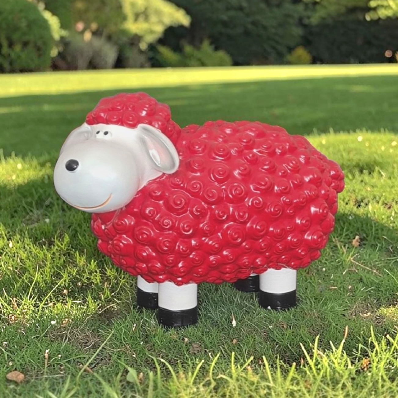 XL grappig schaapenbeeld rood gelakt