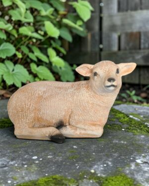 Decoratief beeld van een liggend lammetje op Texel