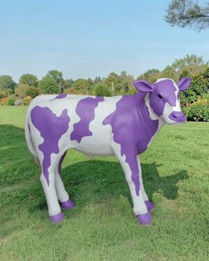 Decoratief Milka kalf geschilderd als reclame object voor supermarkt.