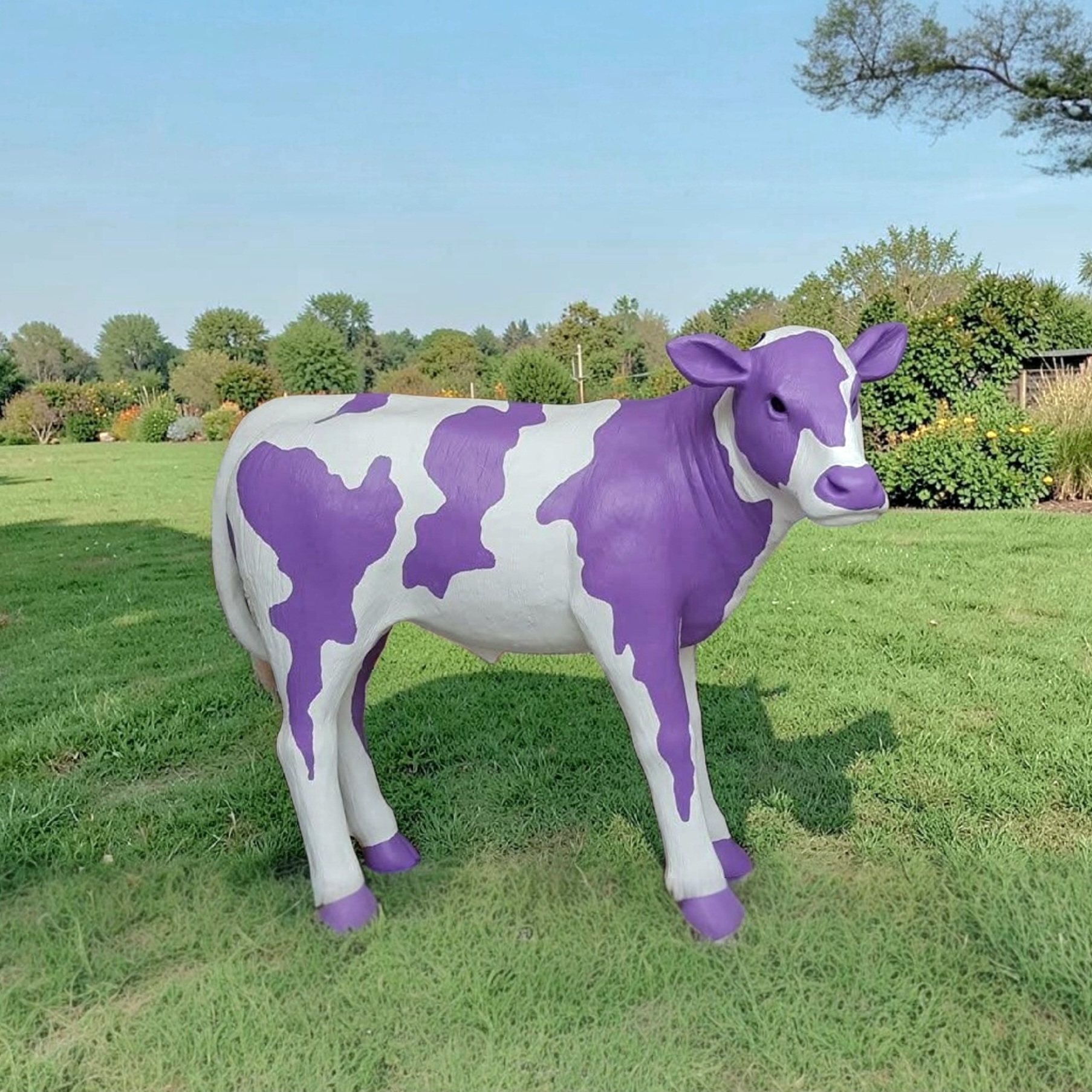 Decoratief Milka kalf geschilderd als reclame object voor supermarkt.