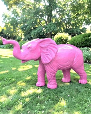 Staande polyester olifant 180 cm in magenta roze geschilderd op wens van klant
