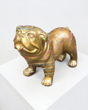 Gouden bulldog beeldje met kleurrijke drip verf decoratie