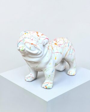 Wit bulldog beeldje met kleurrijke verf spetters decoratie