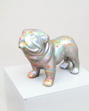 Zilver bulldog beeldje met kleurrijke drip verf effect