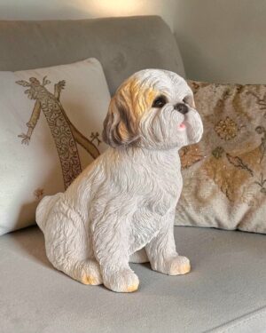 Zittend wit bruin hondje beeldje Shih Tzu voor in huis of als cadeau