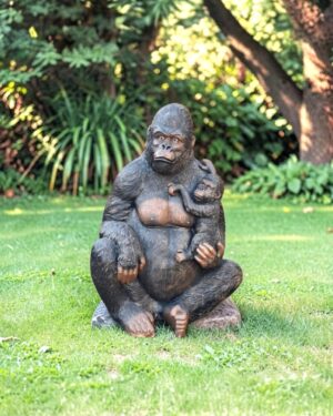 XL Kunststof tuinbeeld gorilla moeder met jong op de arm