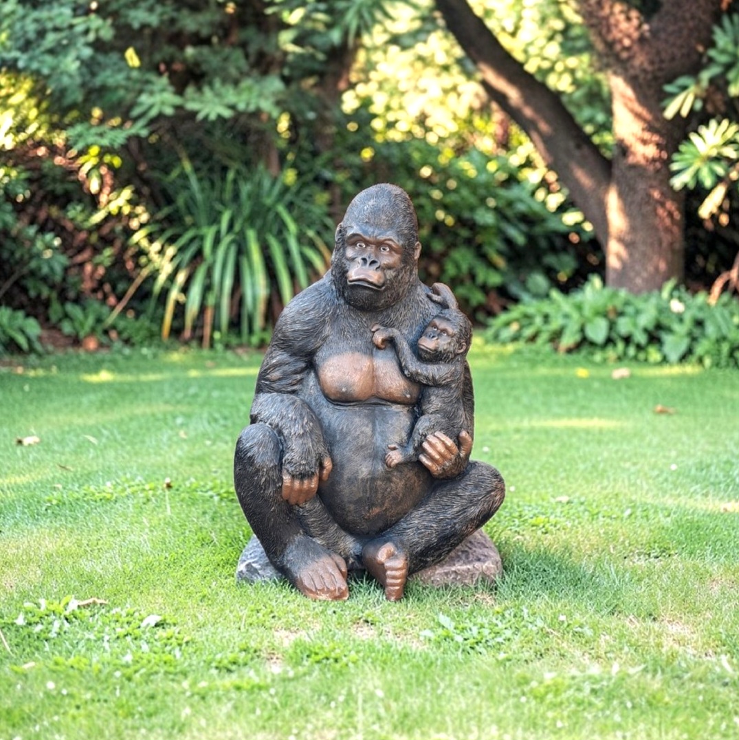 XL Kunststof tuinbeeld gorilla moeder met jong op de arm