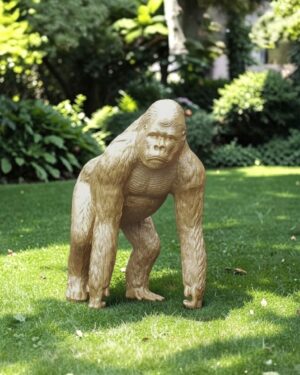 Decoratief tuinbeeld van een grote gouden gorilla