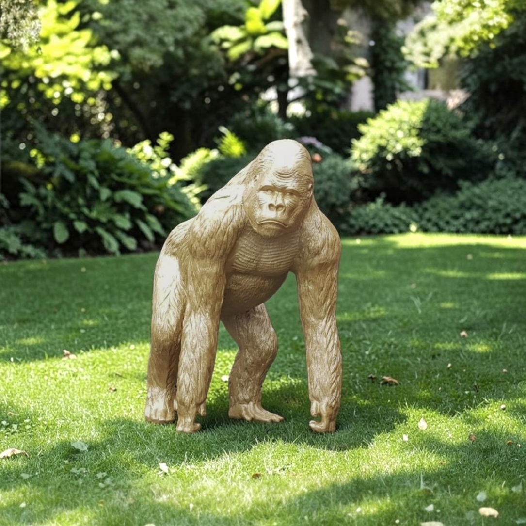 Decoratief tuinbeeld van een grote gouden gorilla
