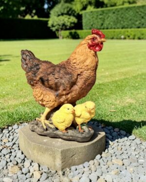 Bruin kippenbeeld met twee gele kuikens van 33 cm voor in de tuin