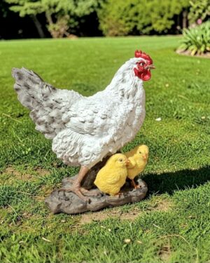 Wit kippenbeeld met twee gele kuikens van 33 cm voor in de tuin