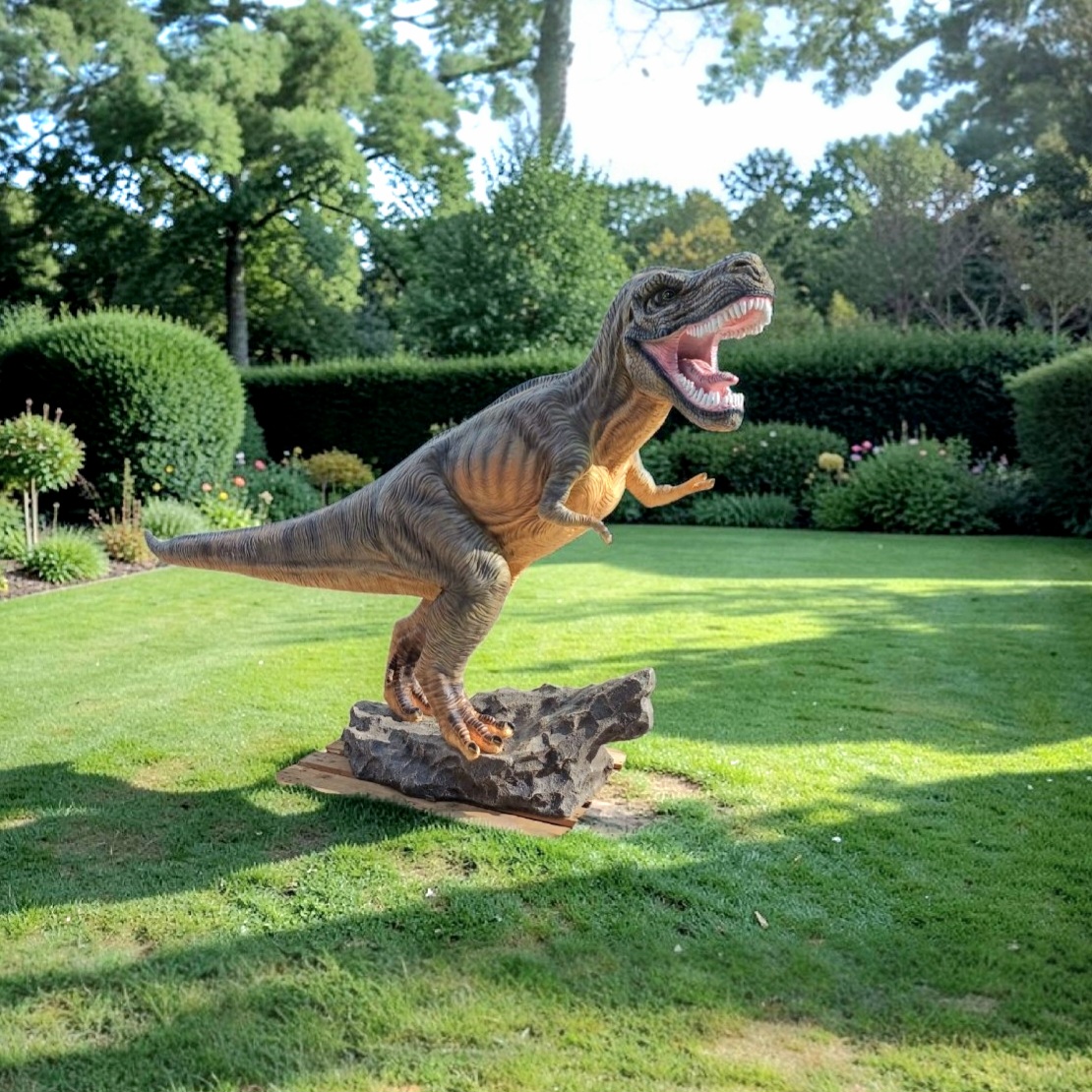 Tuindecoratie van dinosaurussen beelden in levensechte modellen
