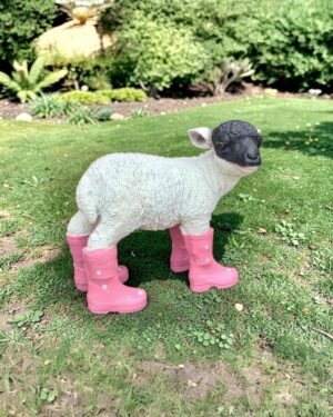 Grappige roze lammetjes beeldjes voor decoratie in de tuin