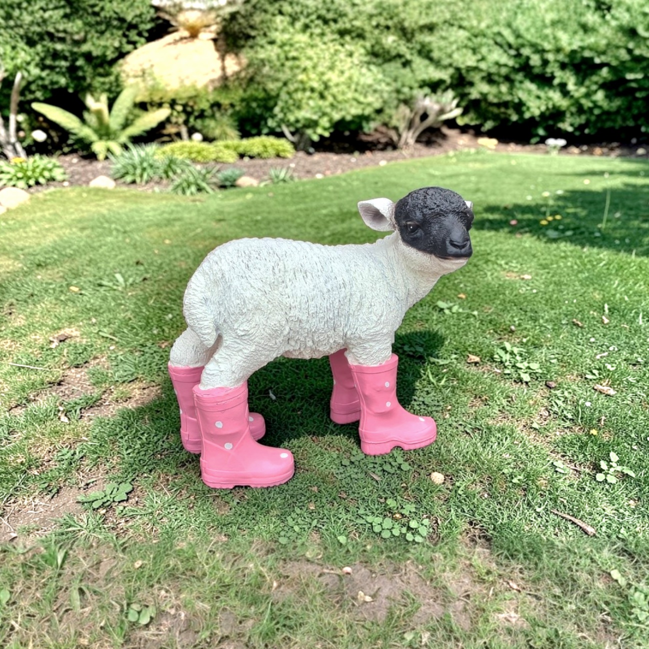 Grappige roze lammetjes beeldjes voor decoratie in de tuin