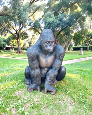 Beeld polyester zittende gorilla voor decoratie in de tuin