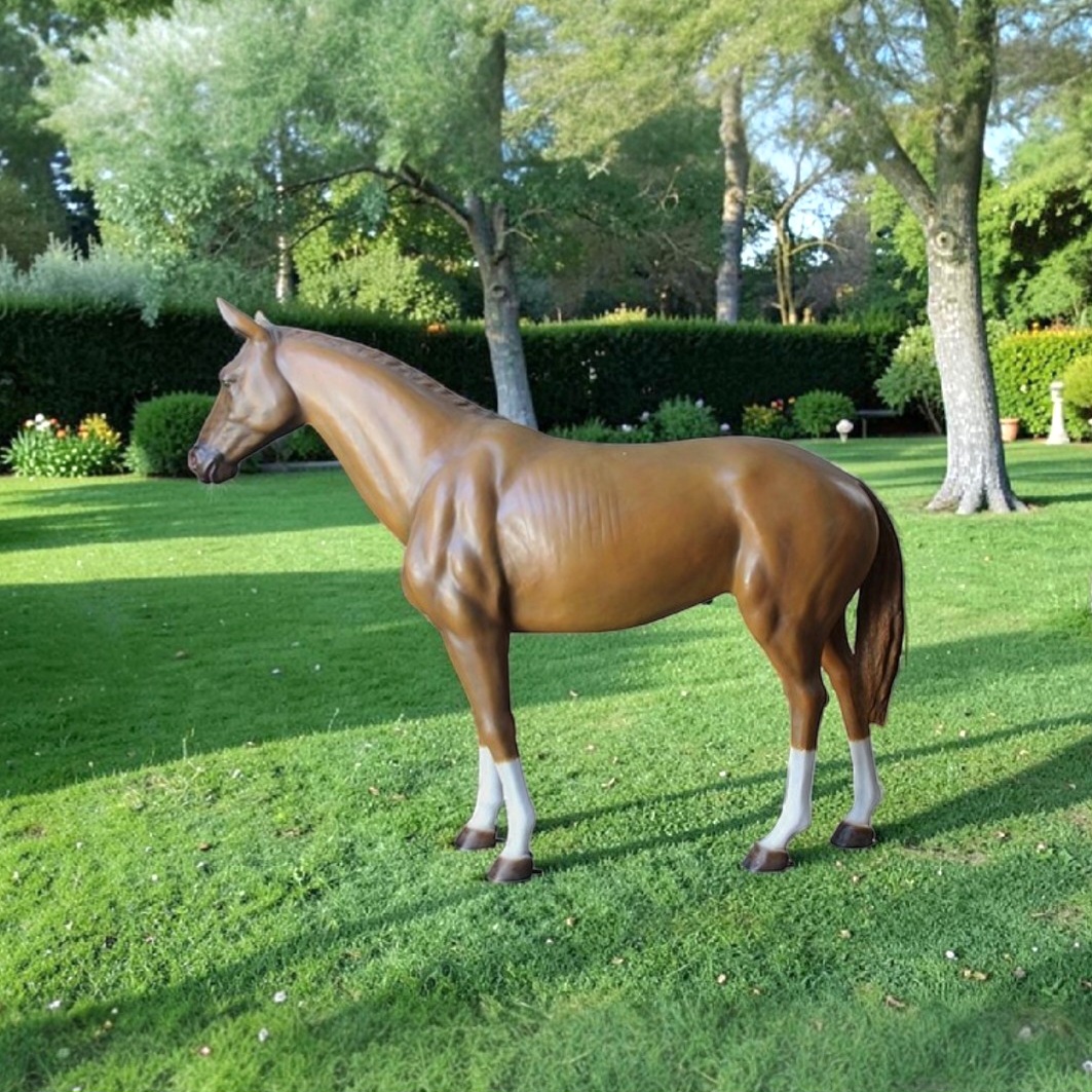 Realistisch levensgroot paardenbeeld van polyester in bruine uitvoering