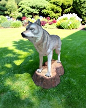 Decoratiebeeld van een grijze polyester wolf voor buiten