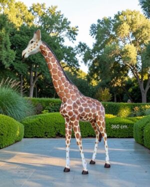 Polyester beeld voor buiten van een levensechte giraffe 360 cm hoog
