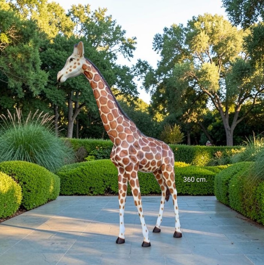 Polyester beeld voor buiten van een levensechte giraffe 360 cm hoog